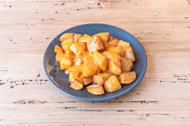 Ekstra kızarmış patates ve hafif biberli, başlangıç olarak paylaşmak için ideal..