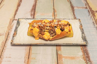 Arjantin sosislisi, provoleta Creole chimichurri ve ızgara biber dilimlenmiş ızgara sosis.