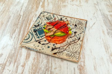 Çeyrek ayraç domatesli canlı salata kompozisyonu, ince julienli kırmızı soğan, ve yeşil ve mor meşe yaprağı salatalı basit bir sos.