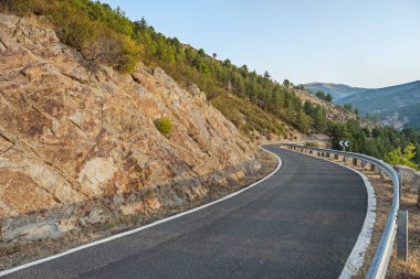 Akımları takip eden geleneksel ekinler ve galeri ormanlarıyla döşenmiş basamakları gösteren geniş kıvrımlı manzaralı bir yol.