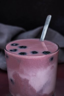 Taze toplanmış yaban mersini ve meyve püresi. Köy ahşap masasında.