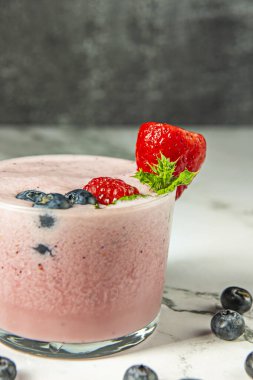 Yaban mersinli, yaban mersinli ve beyaz meşe ağacında balkabağı tohumlu smoothie ile hayat