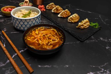 Her ne kadar Çin mantısı ile ilişkilendirilmiş olsalar da, gyoza