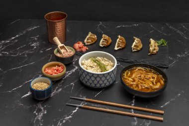 Tavuk, Napa Lahanası ve ev yapımı ponzu sosuyla doldurulmuş altın gyozalar.