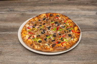 Kızarmış pancetta, kızarmış soğan, yumurta ve taze karabiberli Pancetta pizzası.