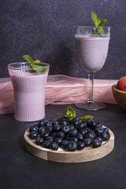 Evde yetişmiş yaban mersini ve üzümlü ve zencefilli meyve püresi.