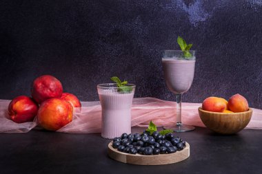 Yabanmersinli minimalist düzenleme ve Danimarka kayın ağacında yabanmersini ve limon suyu.