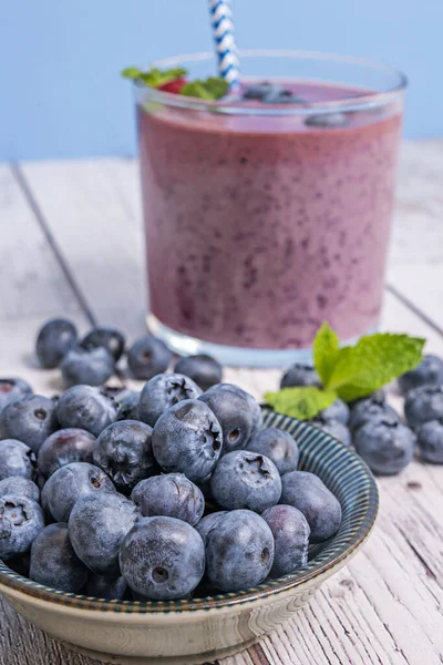 Yeni gelmiş yabanmersini ve vernikli kestane masasında yabanmersini ve portakal suyu.