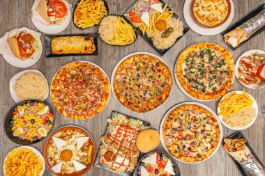 Çekilmiş domuz etli pizza, barbekü sosu, çıtır lahana salatası ve taze kişniş.