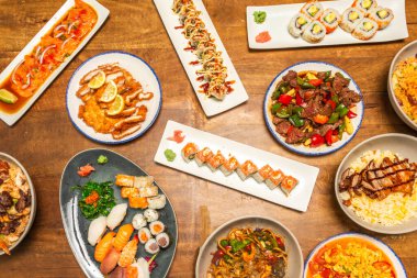 Sriracha mayonezi ve taze soğanlı baharatlı ton balığı uramaki, modern kare porselen tabakta sunuluyor.