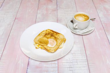 Krem peynirli füme hindi sandviçi, kızılcık reçeli ve tam buğday ekmekli marul.