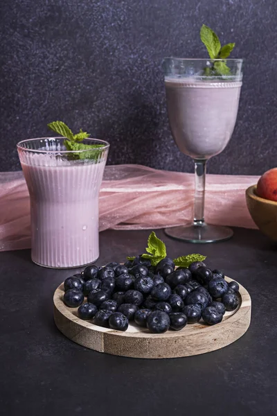 Evde yetişmiş yaban mersini ve üzümlü ve zencefilli meyve püresi.