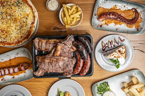 Kuru erik ve cevizle doldurulmuş domuz filetosu, kıtır pastırmaya sarılmış, kızarmış patates püresi ve yeşil fasulye.