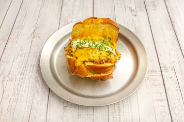 Mükemmel bir hamburgerle, simetrik kenarlarla ve kontrollü yapay ışıklandırmayla hayat reklamı yapmak.