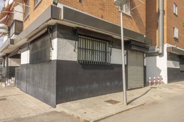 Geleneksel balık kroketleri, çıtır çıtır ve sulu, beyaz bir porselen tabakta.