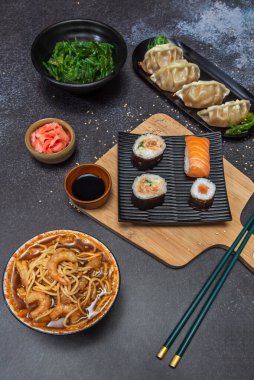 Karamelli cevizli peynir ve armut. Gümüş rengi porselenler.