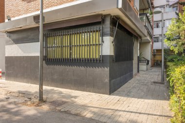 Apartman kompleksi, binanın en üst katında havalandırmalı panel cephesi ve ortak terasları var.