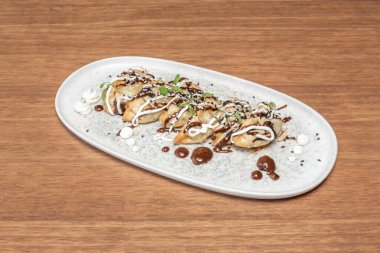 Karides, su teresi ve taze kişniş ile doldurulmuş baharatlı limon ve balık soslu kızarmış gyozas.