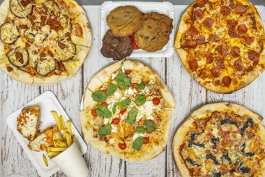 Ispanak ve ricotta pizzası taze ıspanak, kremalı ricotta, sarımsak ve hindistan cevizi.