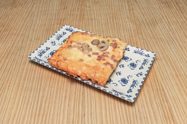 Geleneksel balık kroketleri, çıtır çıtır ve sulu, beyaz bir porselen tabakta.