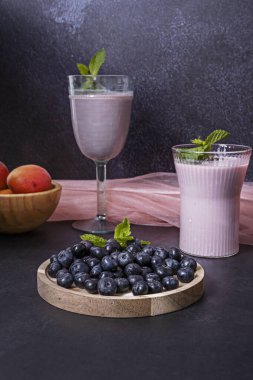 Ceviz ağacından bir tepecik yaban mersini, yabanmersini ve avokado kokteyli.