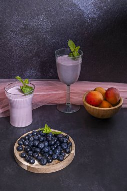 Farklı boyutlarda yaban mersinleri ve akçaağaç tahtasında yaban mersini ve badem püresi ile hayat devam ediyor 