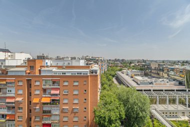 Mat siyah alüminyum bölme pencereli apartman bloğu ve açık beyaz dıştaki jaluziler