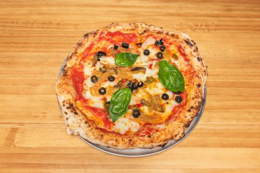 Taze kuşkonmaz, ricotta peyniri ve yıllanmış parmesan talaşı ile yaban kuşkonmaz pizzası.