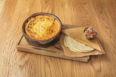   Carnitas taco, cuerito, densa ve buche karışımı, yanında da çiğ salsa verde ve doğranmış soğan. 