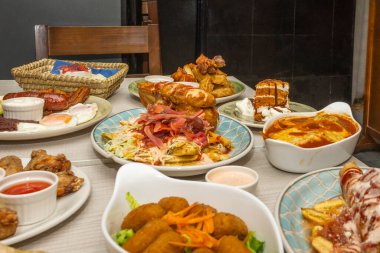 Salamura edilmiş domuz etli tacos al pastor trompo, ızgara ananas ve taze yapılmış mısır tortillası üzerine taze kişniş.