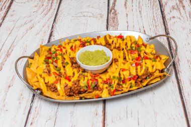  Taze, serrano biberli nacho, habanero salsa ve erimiş biberli peynir.