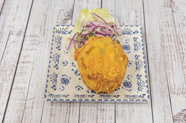 Lezzetli Arequipa doldurulmuş patates, et, bezelye ve baharat, yanında huacatay sosu ve pirinç. 