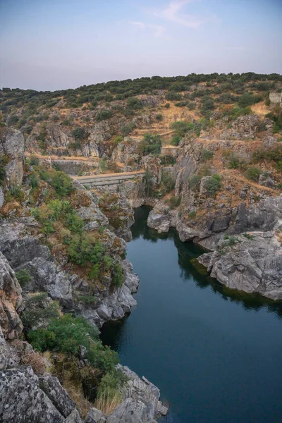 Tepeler ve rezervuar arasında sisli sonbahar manzarası vadide gümüş bir ayna gibi beliriyor.