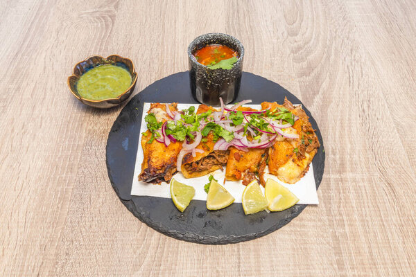 Рыбные тако в калифорнийском стиле с хлебным стейком, маринованной красной капустой и чипотлевым кремом в мучной лепешке