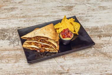   Mısır mantarlı quesadillas soğan, sarımsak ve eritilmiş manchego peyniri ile sarımsaklı..