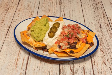 Baharatlı biftek, taze pico de gallo, kremalı guacamole ve Meksika ekşi kreması.