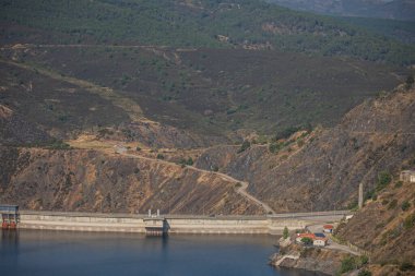 Yeşil vadilerde süzülen bir yılanın havadan görünüşü bir dronun perspektifinden zarif kıvrımlar yaratıyor.
