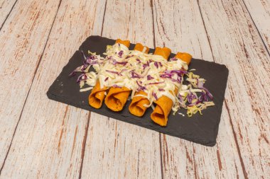  Etli taco, ızgara et, guacamole, fasulye ve pasilla sosu.