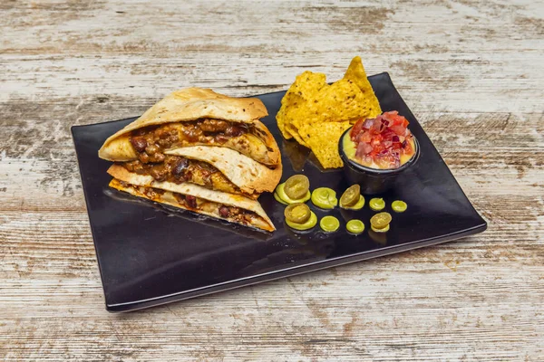   Mısır mantarlı quesadillas soğan, sarımsak ve eritilmiş manchego peyniri ile sarımsaklı..