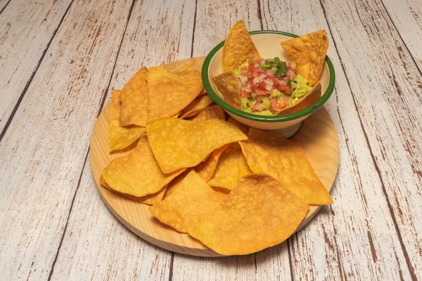 Mantarlı sığır burger, İsviçre peyniri ve taze roka.