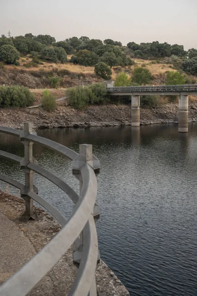 Bulutlu bir günde, sıvı cıvayı andıran farklı gri tonlarda gölgeler içeren bir rezervuar.