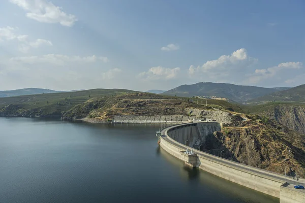 Suyun mükemmel bir ayna haline geldiği ve etrafındaki manzarayı kopyaladığı mutlak sakinliğin olduğu bir günde rezervuar.