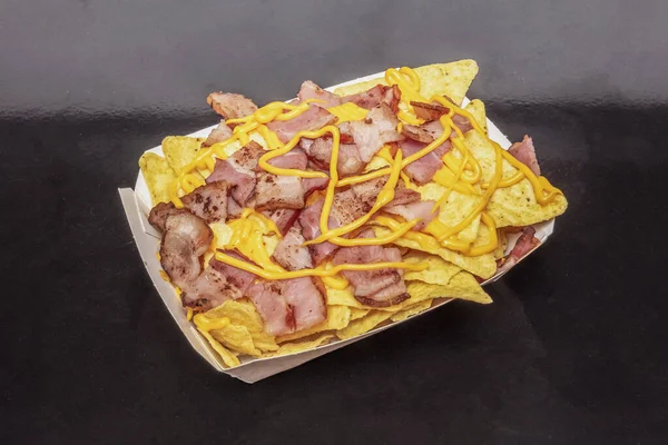 Kıymalı nacho, kuru üzüm, badem ve yeşil zeytin.