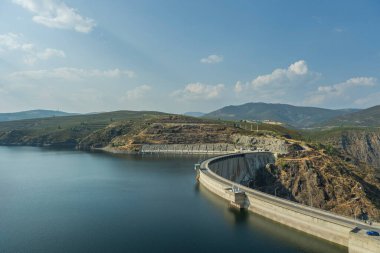 Suyun mükemmel bir ayna haline geldiği ve etrafındaki manzarayı kopyaladığı mutlak sakinliğin olduğu bir günde rezervuar.