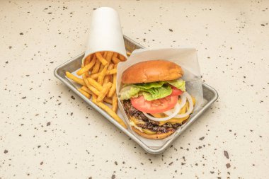 Pecorino peynirli sığır burger, su teresi ve limonlu köy ekmeği.