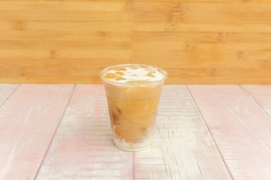 Pürüzsüz Etiyopya espressosu, şekersiz badem sütü ve gurme buzlu badem şurubuyla kavrulmuş buzlu latte.