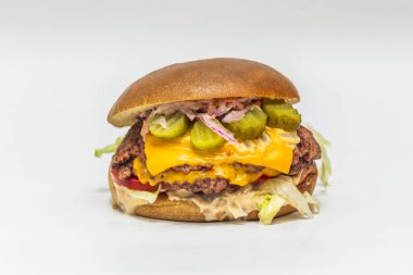 Limburger peynirli sığır burger, karamelli soğan ve çavdar ekmeğine Dijon hardalı.