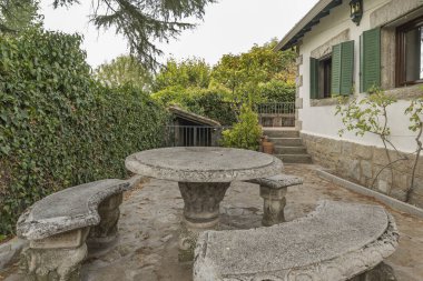  Katlanır masa ve paslanmaz çelik sandalyeli yemek takımı. 