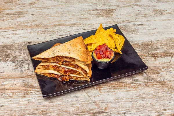 Mantarlı sığır burger, İsviçre peyniri ve taze roka.