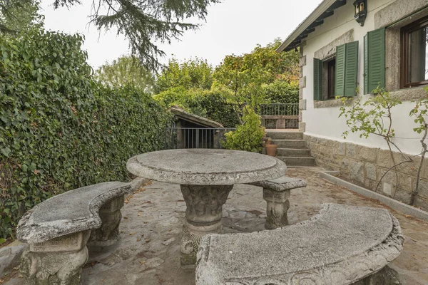  Katlanır masa ve paslanmaz çelik sandalyeli yemek takımı. 